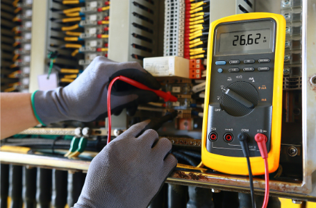 Técnico realizando mantenimiento en tablero eléctrico