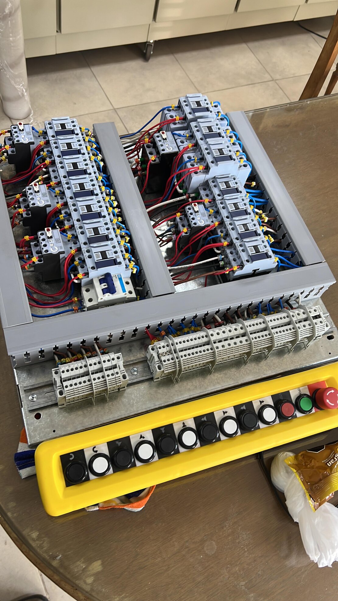 Tablero de transferencia automática en sala eléctrica