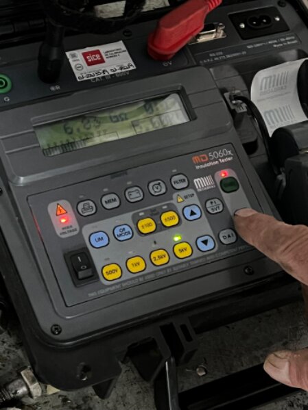 Controlador DEIF instalado en tablero eléctrico