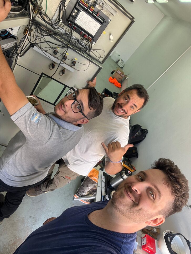 Ingeniero revisando planos eléctricos en una planta industrial