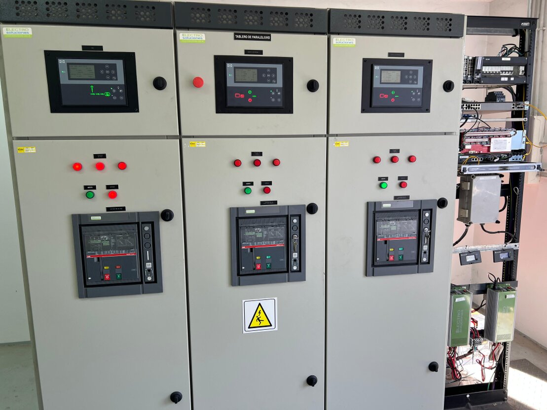 Tableros eléctricos en planta industrial pesada