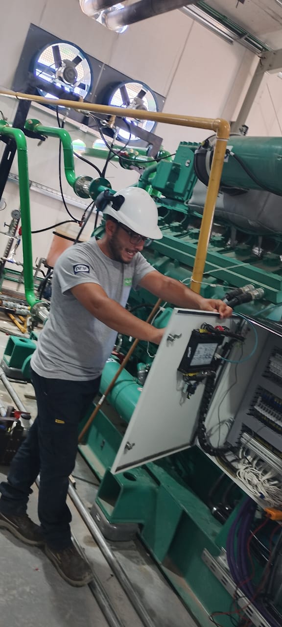 Técnico realizando inspección de mantenimiento en planta industrial