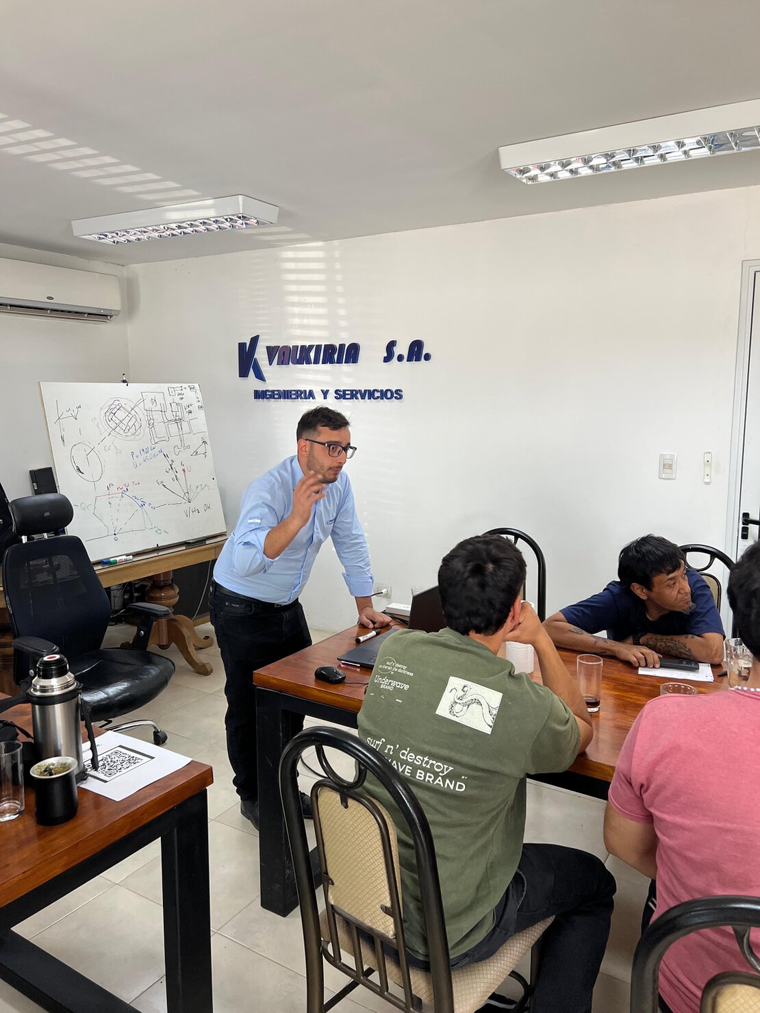 Ingeniero configurando sistema de automatización y control
