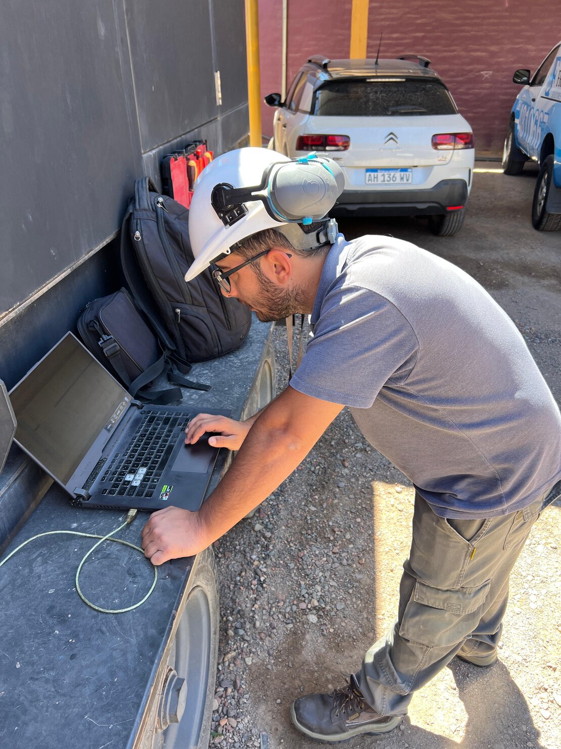 Técnico realizando mediciones eléctricas en campo