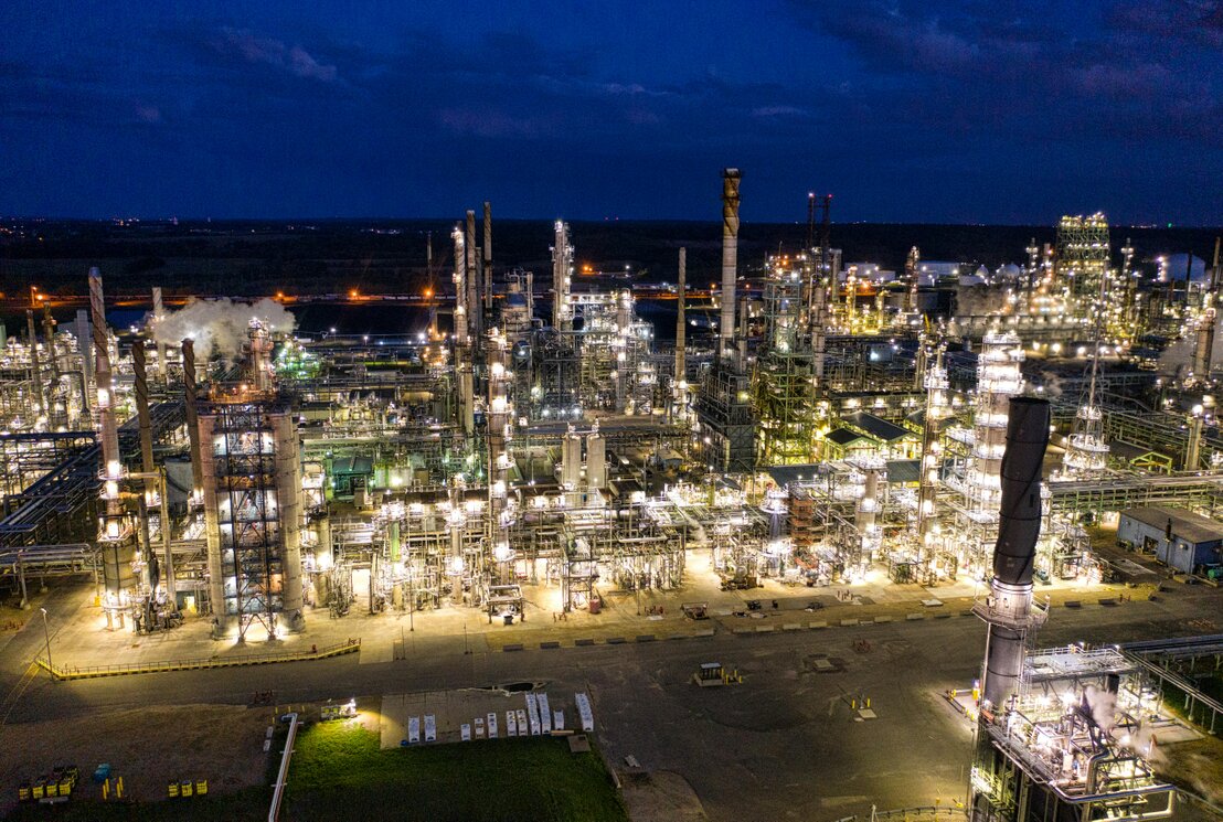 Instalaciones eléctricas en refinería de petróleo